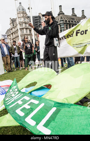 Londra, Regno Unito. 14 Maggio, 2018. Un attivista Grenfell parlando ai manifestanti di fronte al parlamento britannico.manifestanti radunati in piazza del Parlamento nel centro di Londra a chiedere giustizia per le vittime della torre Grenfell fuoco lo scorso anno. Credito: Brais G. Rouco/SOPA Immagini/ZUMA filo/Alamy Live News Foto Stock