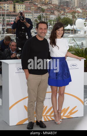 Cannes, Francia. 13 Maggio, 2018. CANNES, Francia - 13 Maggio: Direttore Gilles Lellouche e attrice Melanie Doutey frequentare il photocall per il 'Sinchiostro o nuotare (Le Grand Bain)' durante la settantunesima annuale di Cannes Film Festival presso il Palais des Festivals il 13 maggio 2018 a Cannes, Francia.CANNES, Francia - 13 Maggio: Direttore Gilles Lellouche e attrice Melanie Doutey frequentare il photocall per il 'Sinchiostro o nuotare (Le Grand Bain)' durante la settantunesima annuale di Cannes Film Festival presso il Palais des Festivals il 13 maggio 2018 a Cannes, Francia. Credito: Federico Injimbert/ZUMA filo/Alamy Live News Foto Stock
