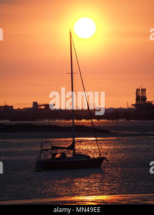 Queenborough, Kent, Regno Unito. 14 Maggio, 2018. Regno Unito Meteo: un tramonto dorato in Queenborough, Kent come il Sud-est guarda avanti ad un'altra ondata di caldo. Credito: James Bell/Alamy Live News Foto Stock
