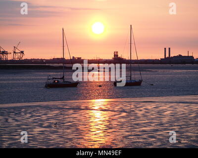 Queenborough, Kent, Regno Unito. 14 Maggio, 2018. Regno Unito Meteo: un tramonto dorato in Queenborough, Kent come il Sud-est guarda avanti ad un'altra ondata di caldo. Credito: James Bell/Alamy Live News Foto Stock