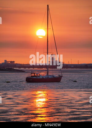 Queenborough, Kent, Regno Unito. 14 Maggio, 2018. Regno Unito Meteo: un tramonto dorato in Queenborough, Kent come il Sud-est guarda avanti ad un'altra ondata di caldo. Credito: James Bell/Alamy Live News Foto Stock