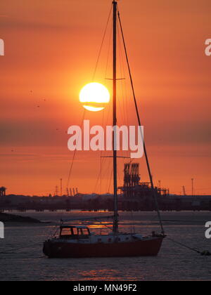 Queenborough, Kent, Regno Unito. 14 Maggio, 2018. Regno Unito Meteo: un tramonto dorato in Queenborough, Kent come il Sud-est guarda avanti ad un'altra ondata di caldo. Credito: James Bell/Alamy Live News Foto Stock