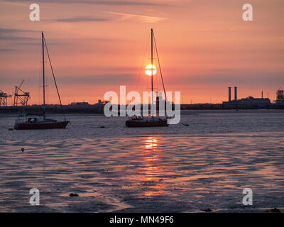 Queenborough, Kent, Regno Unito. 14 Maggio, 2018. Regno Unito Meteo: un tramonto dorato in Queenborough, Kent come il Sud-est guarda avanti ad un'altra ondata di caldo. Credito: James Bell/Alamy Live News Foto Stock