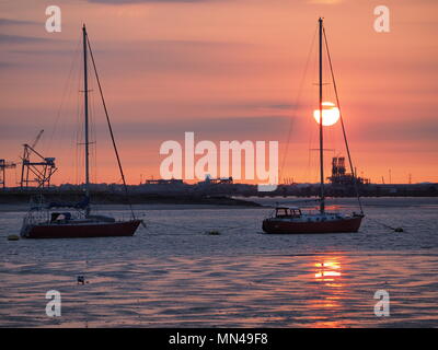 Queenborough, Kent, Regno Unito. 14 Maggio, 2018. Regno Unito Meteo: un tramonto dorato in Queenborough, Kent come il Sud-est guarda avanti ad un'altra ondata di caldo. Credito: James Bell/Alamy Live News Foto Stock