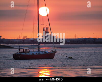 Queenborough, Kent, Regno Unito. 14 Maggio, 2018. Regno Unito Meteo: un tramonto dorato in Queenborough, Kent come il Sud-est guarda avanti ad un'altra ondata di caldo. Credito: James Bell/Alamy Live News Foto Stock