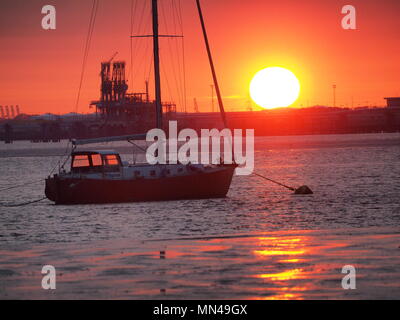 Queenborough, Kent, Regno Unito. 14 Maggio, 2018. Regno Unito Meteo: un tramonto dorato in Queenborough, Kent come il Sud-est guarda avanti ad un'altra ondata di caldo. Credito: James Bell/Alamy Live News Foto Stock