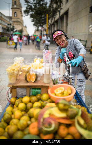 Frutti per la vendita in Plaza de Bolivar, Bogotà, Colombia Foto Stock