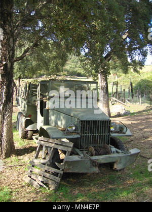 La GMC CCKW conosciuto anche come 'Jimmy' era a 2½-ton 6x6 U.S. Esercito carrello di carico che ha visto il servizio pesante in entrambi la II Guerra Mondiale e la guerra di Corea. L'originale "euce e una metà', si è formata la spina dorsale della famosa sfera rossa Express che mantenuto eserciti alleati forniti come hanno spinto verso est dopo lo sbarco in Normandia.[2] Il CCKW è venuto in molte varianti, compresi aperto o chiuso, cabina a passo lungo (LWB 353) e brevi (SWB 352), e oltre una ventina di modelli specializzati. Esso ha cominciato ad essere gradualmente eliminata con la distribuzione di 6 × 6 M35 nel 1950, ma è rimasto in attività di servizio degli Stati Uniti fino alla metà degli anni sessanta. Foto Stock