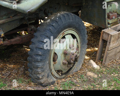 La GMC CCKW conosciuto anche come 'Jimmy' era a 2½-ton 6x6 U.S. Esercito carrello di carico che ha visto il servizio pesante in entrambi la II Guerra Mondiale e la guerra di Corea. L'originale "euce e una metà', si è formata la spina dorsale della famosa sfera rossa Express che mantenuto eserciti alleati forniti come hanno spinto verso est dopo lo sbarco in Normandia.[2] Il CCKW è venuto in molte varianti, compresi aperto o chiuso, cabina a passo lungo (LWB 353) e brevi (SWB 352), e oltre una ventina di modelli specializzati. Esso ha cominciato ad essere gradualmente eliminata con la distribuzione di 6 × 6 M35 nel 1950, ma è rimasto in attività di servizio degli Stati Uniti fino alla metà degli anni sessanta. Foto Stock