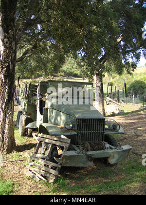 La GMC CCKW conosciuto anche come 'Jimmy' era a 2½-ton 6x6 U.S. Esercito carrello di carico che ha visto il servizio pesante in entrambi la II Guerra Mondiale e la guerra di Corea. L'originale "euce e una metà', si è formata la spina dorsale della famosa sfera rossa Express che mantenuto eserciti alleati forniti come hanno spinto verso est dopo lo sbarco in Normandia.[2] Il CCKW è venuto in molte varianti, compresi aperto o chiuso, cabina a passo lungo (LWB 353) e brevi (SWB 352), e oltre una ventina di modelli specializzati. Esso ha cominciato ad essere gradualmente eliminata con la distribuzione di 6 × 6 M35 nel 1950, ma è rimasto in attività di servizio degli Stati Uniti fino alla metà degli anni sessanta. Foto Stock