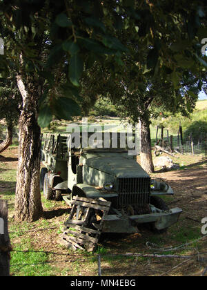 La GMC CCKW conosciuto anche come 'Jimmy' era a 2½-ton 6x6 U.S. Esercito carrello di carico che ha visto il servizio pesante in entrambi la II Guerra Mondiale e la guerra di Corea. L'originale "euce e una metà', si è formata la spina dorsale della famosa sfera rossa Express che mantenuto eserciti alleati forniti come hanno spinto verso est dopo lo sbarco in Normandia.[2] Il CCKW è venuto in molte varianti, compresi aperto o chiuso, cabina a passo lungo (LWB 353) e brevi (SWB 352), e oltre una ventina di modelli specializzati. Esso ha cominciato ad essere gradualmente eliminata con la distribuzione di 6 × 6 M35 nel 1950, ma è rimasto in attività di servizio degli Stati Uniti fino alla metà degli anni sessanta. Foto Stock