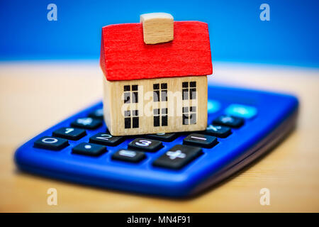 Casa su una calcolatrice dei prezzi immobiliari, imposta fondiaria, Haus auf einem Taschenrechner, Immobilienpreise, Grundsteuer Foto Stock