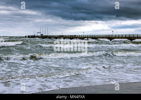 Tempesta sul Mar Baltico, pier a Scharbeutz, Schleswig-Holstein, Germania, Europa, Sturm an der Ostsee, Seebrücke a Scharbeutz, Deutschland, Europa Foto Stock