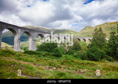 Il viadotto ferroviario sul West Highland Line in Glenfinnanin, Lochaber, Highland, Scotland, Regno Unito Foto Stock