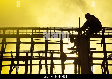 Silhouette sito in costruzione con il lavoratore sul tramonto. Il concetto di costruzione. Foto Stock