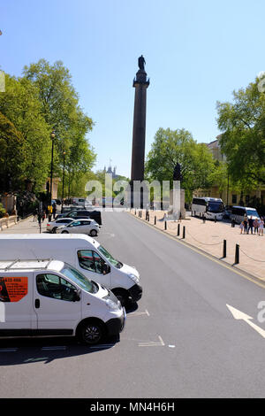 Il duca di York colonna e Edward VII Memorial statua su Waterloo passi tra Carlton House Terrace, St James's, London, Regno Unito Foto Stock