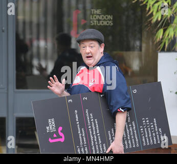 Johnny Vegas visto prendere un pezzo di ITV di casa con lui, al di fuori di ITV Studios con: Johnny Vegas dove: Londra, Regno Unito quando: 13 Apr 2018 Credit: rocciosa/WENN.com Foto Stock