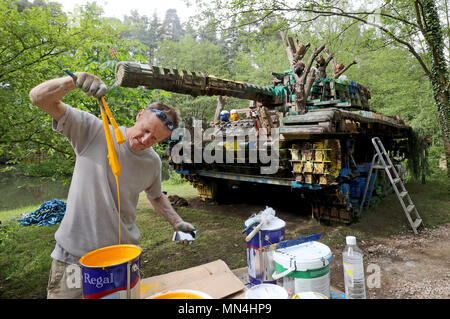 Artista Peter Mountain mette la rifinitura di decostruzione e ricostruzione di un esercito serbatoio, la sua installazione presso il Parco della Scultura vicino a Farnham in Surrey. Utilizzando il video gioco e digital design software oltre 10.000 pezzi di legno recuperato sono andati nel rendere la ricreazione dei militari Usa Patton serbatoio durante i quattro anni del progetto. Foto Stock