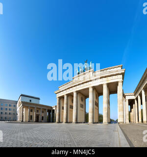 La Porta di Brandeburgo (Brandenburger Tor) di Berlino, Germania, su un luminoso giorno con cielo blu dietro, spazio di testo Foto Stock