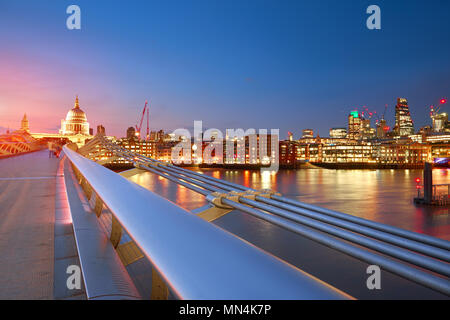 Millennium Bridge che conduce a San Paolo cattedrale nel centro di Londra al tramonto Foto Stock