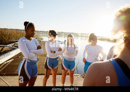 I rematori femmina incontro a sunny lakeside Foto Stock