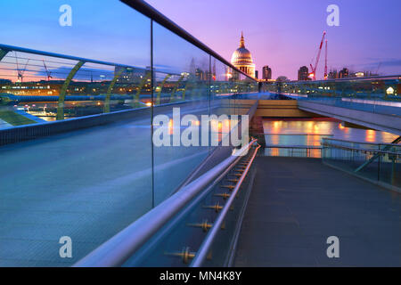 Millennium Bridge che conduce a San Paolo cattedrale nel centro di Londra al tramonto Foto Stock