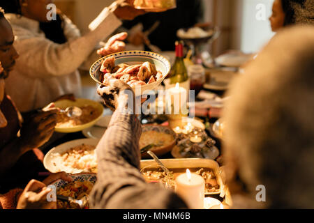 Famiglia passando il cibo a cena di Natale Foto Stock