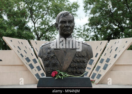 La scultura del generale russo Alexander Lebed collocato presso il Memoriale di memoria e di dolore che onora i difensori della Transnistria che morì nel 1992 la guerra nella città di Bender de facto il nome ufficiale di Tighina all' interno dei confini internazionalmente riconosciuti della Moldavia sotto il controllo de facto della riconosciuta Pridnestrovian Repubblica Moldava anche chiamato Transnistria (PMR) dal 1992. Foto Stock