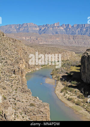 Rio Grande Fiume che scorre attraverso un canyon lungo il confine messicano, il Parco nazionale di Big Bend, Texas, Stati Uniti d'America Foto Stock