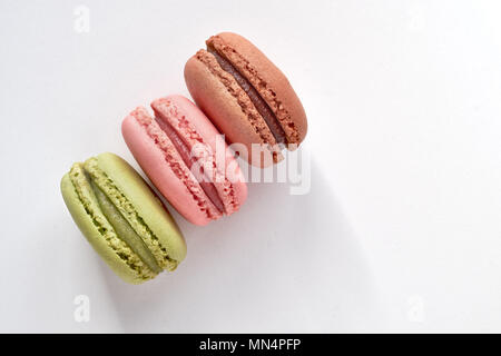 Dolce e colorata amaretti francesi o macarons su sfondo grigio chiaro, spazio di testo Foto Stock