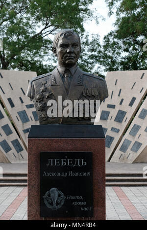 La scultura del generale russo Alexander Lebed collocato presso il Memoriale di memoria e di dolore che onora i difensori della Transnistria che morì nel 1992 la guerra nella città di Bender de facto il nome ufficiale di Tighina all' interno dei confini internazionalmente riconosciuti della Moldavia sotto il controllo de facto della riconosciuta Pridnestrovian Repubblica Moldava anche chiamato Transnistria (PMR) dal 1992. Foto Stock