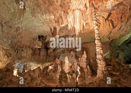 Stalattiti e stalagmiti nel Parco nazionale di Carlsbad Cavern, STATI UNITI D'AMERICA Foto Stock