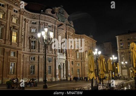 Torino Piemonte, Italia. Il 12 maggio 2018. La facciata barocca in mattoni rossi di Palazzo Carignano, nella piazza omonima. Foto Stock