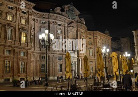 Torino Piemonte, Italia. Il 12 maggio 2018. La facciata barocca in mattoni rossi di Palazzo Carignano, nella piazza omonima. Foto Stock