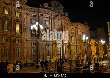 Torino Piemonte, Italia. Il 12 maggio 2018. La facciata barocca in mattoni rossi di Palazzo Carignano, nella piazza omonima. Foto Stock