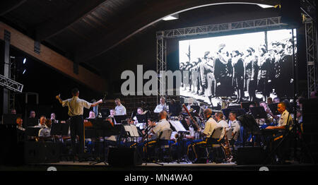 Stati Uniti Esercito di formazione e la dottrina che il comando i membri della band eseguire durante la finale "Musica sotto le stelle" in concerto a base comune Langley-Eustis, Virginia, 31 Agosto, 2017. Il TRADOC band suona in locali, regionali e nazionali di concerti a supporto di una vasta gamma di eventi, tra cui feste, sfilate e la città e lo stato commemorazioni. (U.S. Air Force foto/Airman 1. Classe Kaylee Dubois) Foto Stock