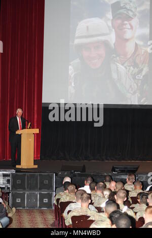 Il Mag. Gen. (Ret.) Mark Graham ha recentemente parlato di elementi di servizio a Fort Sam Houston Theatre circa l importanza di resilienza e come due tragiche morti ha cambiato la sua famiglia vive per sempre. Contrassegnare e sua moglie Carol, che hanno perso i figli, un figlio Kevin al suicidio come senior ROTC cadet, e l'altro figlio Jeff sette mesi più tardi fu ucciso in Iraq da un IED mentre stava portando un piede patrol. La Graham ha l' obiettivo di ridurre lo stigma che circonda la sanità mentale e mostra che il fatto di venire in avanti è un segno di forza non di debolezza. Foto Stock