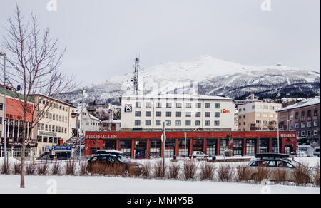 Norvegia Narvik 21.3.2015. Mercato del pesce nel mezzo del centro di Narvik a Kongens gate 42 su una giornata invernale con la neve. A Fiskehallen è possibile ottenere f Foto Stock