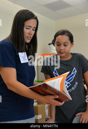 Segalene Gaillard, un Hanscom Middle School sesto livellatrici, soddisfa con Clair Evans, HMS un insegnante di matematica, durante un 'Meet e Saluto' presso la scuola media 31 agosto. Durante la manifestazione, gli studenti e i genitori si sono incontrati con gli insegnanti e sono stati in grado di controllare gli elenchi di classe. Circa 700 bambini in età scolare che vivono su base sono impostati per iniziare un nuovo anno scolastico in settembre. (U.S. Air Force foto di Linda LaBonte Britt) Foto Stock