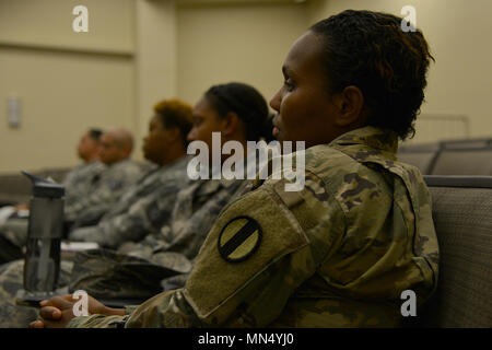 Stati Uniti Army Sgt. 1. Classe Melissa Simon, 149Seaport Operations Company, 7 Trasporto Brigade-Expeditionary protezione delle operazioni sottufficiale, ascolta un primo sergenti ' pannello a base comune Langley-Eustis, Virginia, e il Agosto 9, 2017. La nuova leadership corso aiuta il ben presto sarà senior senior noncommissioned ufficiali hanno un comune di prospettive di andare nei loro nuovi ruoli. (U.S. Air Force photo byAirman Alexandra Naranjo) Foto Stock