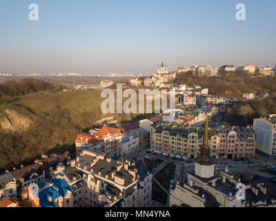 District Vozdvizhenka sul Podol con case moderne e una montagna calva, la città di Kiev in Ucraina. Foto Stock