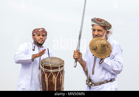 Ibri, Oman, 28 Aprile 2018: uomini ballare e cantare omani modo tradizionale Foto Stock