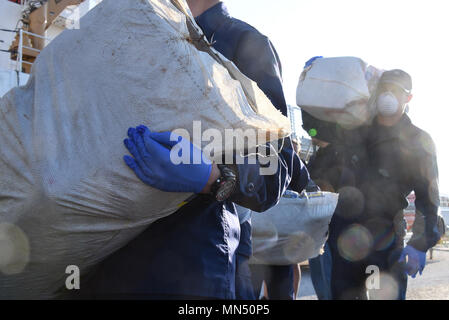 Guardacoste risoluto offload equipaggi circa 1 tonnellata di marijuana per un valore stimato di $ 2,2 milioni di valore all'ingrosso, a San Pietroburgo, Florida, Martedì, 8 maggio 2018. L'equipaggio a bordo della 210-piede Reliance-class cutter, homeported a San Pietroburgo, interdetto due sospetti di contrabbando di droga e navi arrestate sette sospetti trafficanti di droga nel Mar dei Caraibi con l'assistenza doganale e di Pattuglia di Confine come parte del funzionamento Riptide. (U.S. Coast Guard foto di Sottufficiali di seconda classe Ashley J. Johnson) Foto Stock