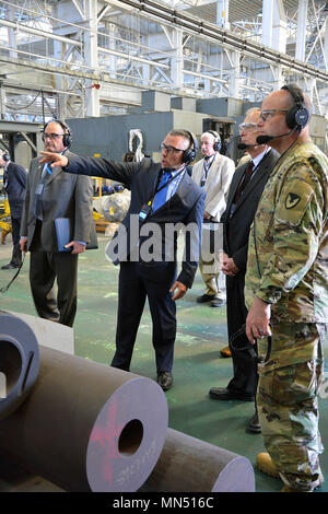 Arsenal Chief di fabbricazione di Giovanni Zayhowski, centro rivolto, briefing Assistente Segretario dell'esercito Bruce Jette, secondo da destra, e Arsenal Commander Col. Giuseppe Morrow, destra, circa il rotary forge operazioni. Foto Stock