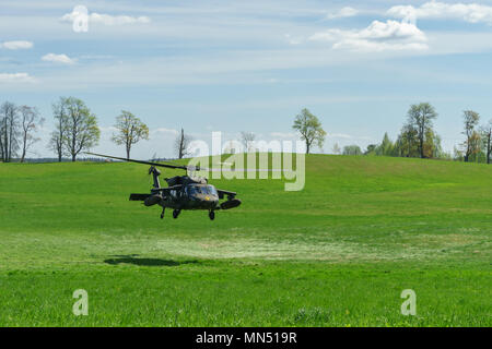 Un U.S. Esercito UH-60 Blackhawk elicottero equipaggio di volo con la società B, terzo assalto battaglione di elicottero, 227th reggimento di aviazione, 1° aria brigata di cavalleria, 1a divisione di cavalleria, decolla da un area formazione appena fuori di Varstu, Estonia con la brigata estone dei membri del personale del 2° brigata di fanteria, estone forza di difesa a bordo, 8 maggio 2018. Dopo aver completato la pianificazione e la preparazione fasi di funzionamento Riccio, una multinazionale esercizio di allenamento per migliorare la disponibilità e l'interoperabilità tra alleati e partner nella regione del Mar Baltico, aria cav i soldati presero la brigata estone sul personale Foto Stock