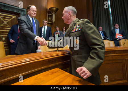 Stati Uniti Marine Corps gen. Joe Dunford, presidente del Comune di capi di Stato Maggiore, grazie il senatore Richard Shelby, difesa presidente del sottocomitato, dopo un senato stanziamenti audizione del Comitato sulla Capitol Hill, 9 maggio 2018. Gen. Dunford testimoniato a fianco il Segretario della Difesa James N. Mattis circa l'anno fiscale 2019 richiesta di budget. (DoD Foto di U.S. Army Sgt. James K. McCann) Foto Stock