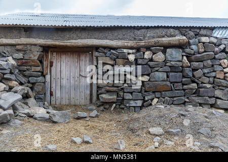 Una porta per la stanza in una casa del villaggio di Khinalig Foto Stock