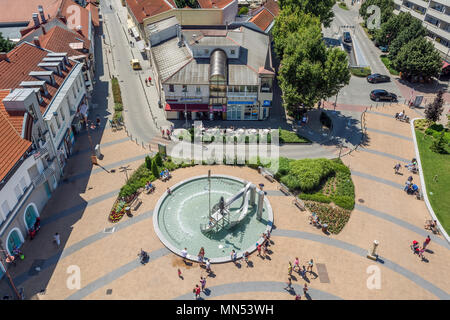 Arial vista della piazza principale e la fontana di Siófok,l'Ungheria. Siofok è uno dei la più popolare destinazione turistica del lago Balaton. Foto Stock