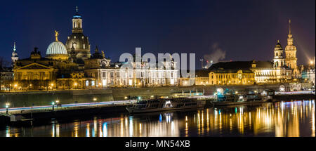 Notte cityscape vista di edifici storici con riflessi nel fiume Elba nel centro di Dresda (Germania). Foto Stock