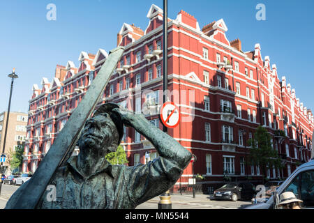 Il detergente per vetri una scultura in bronzo di Allan Sly su Chapel Street, Londra, Regno Unito Foto Stock